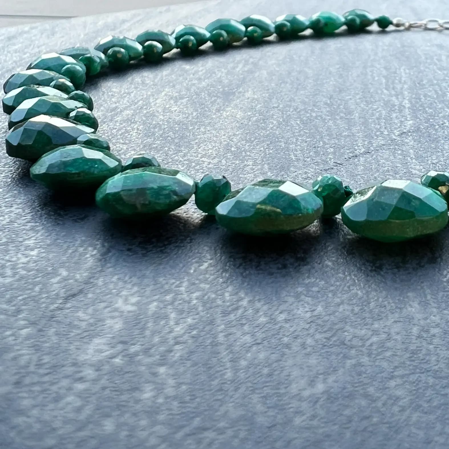 EMERALD HEARTS COLLAR